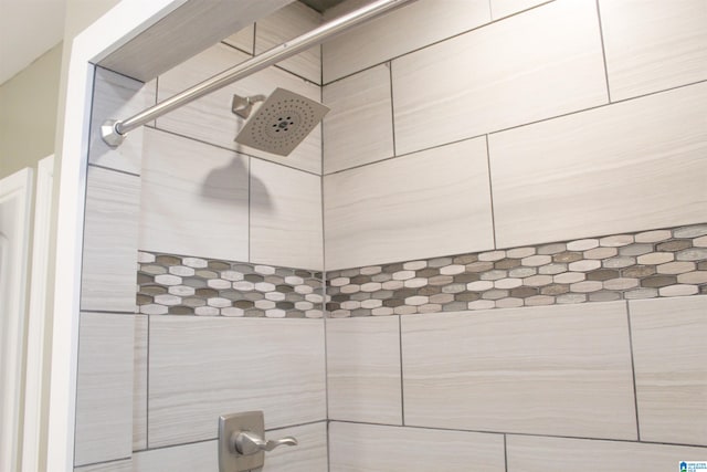 room details featuring a tile shower