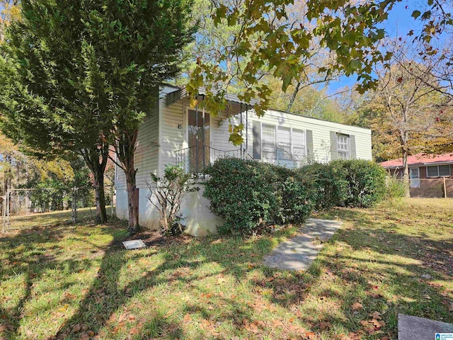 view of front facade with a front yard