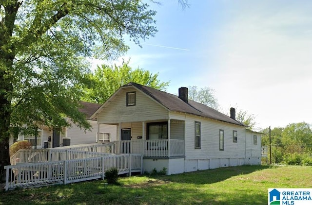 view of front of home featuring a porch and a front yard