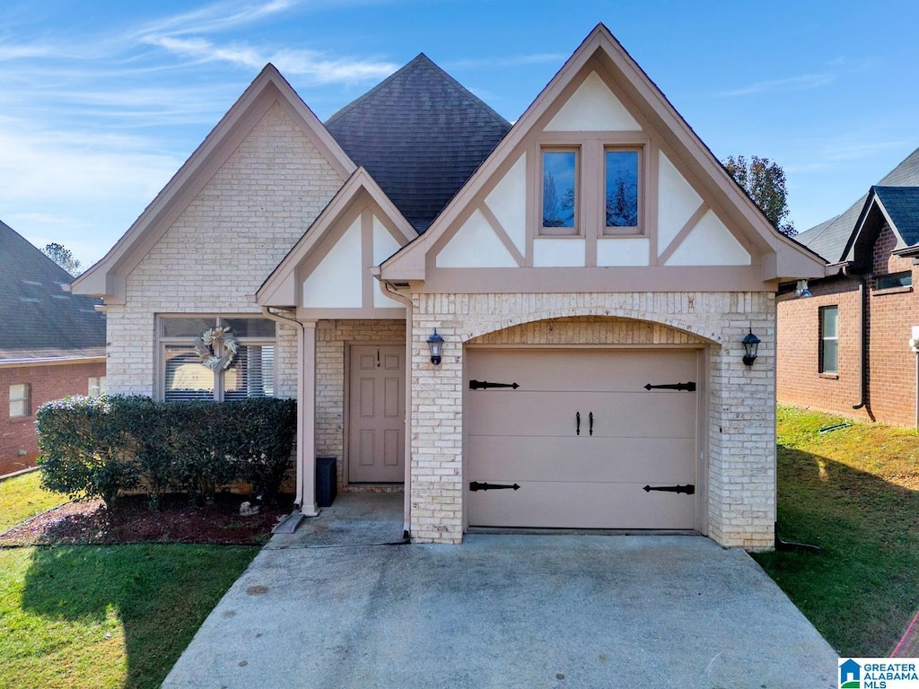 view of front of house featuring a front yard and a garage