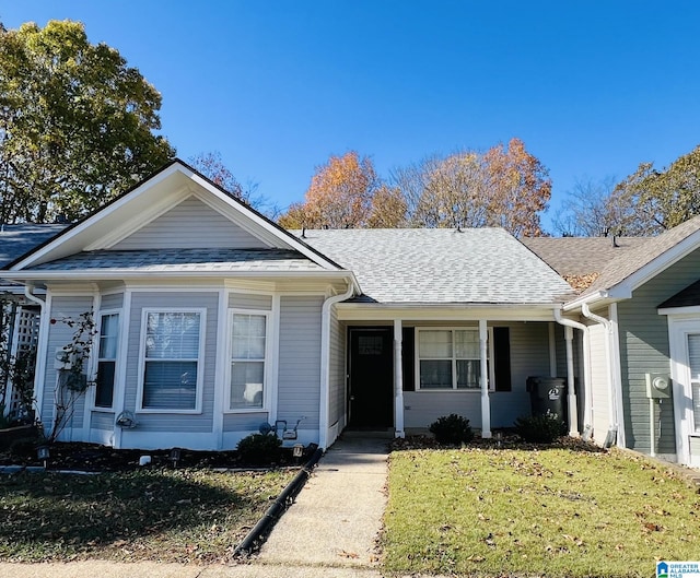 view of front facade featuring a front lawn