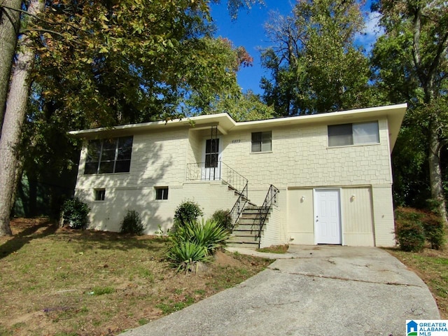 view of front facade with a front yard