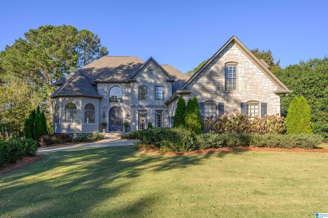 view of front of home featuring a front lawn