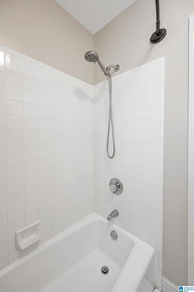 bathroom featuring tiled shower / bath