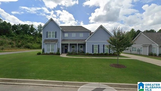 view of front facade featuring a front lawn