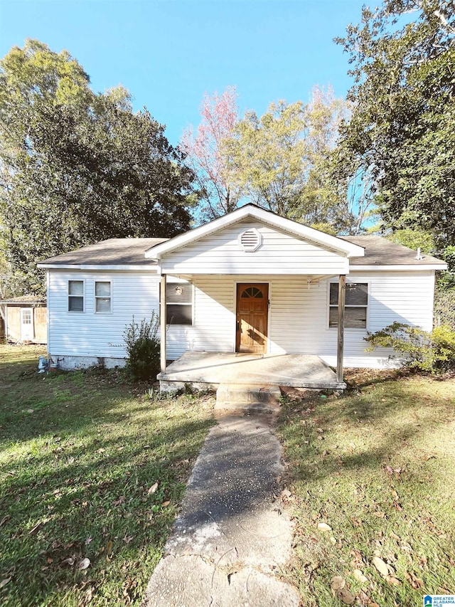 single story home with a front yard