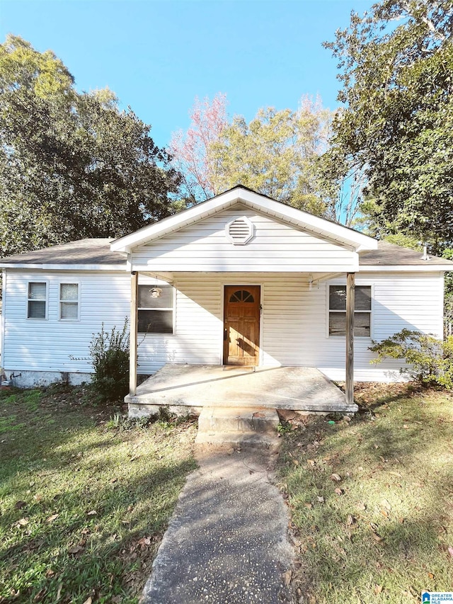 view of front of property featuring a front yard