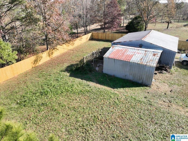 view of yard with an outdoor structure