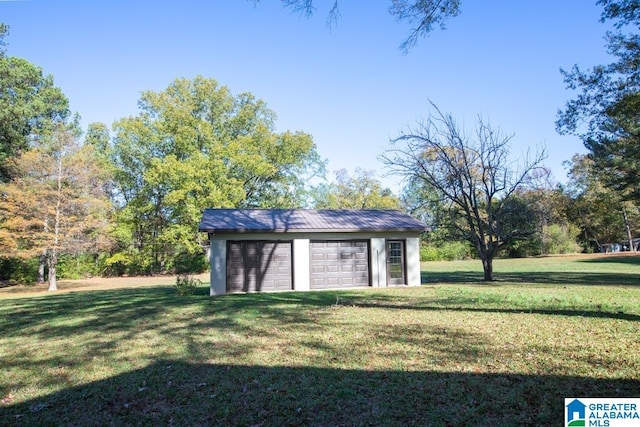 view of outdoor structure featuring a garage and a yard