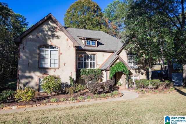 view of front of home with a front lawn