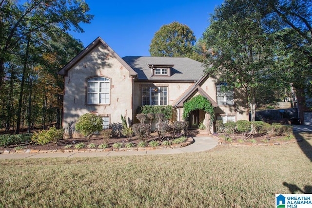 view of front facade with a front lawn