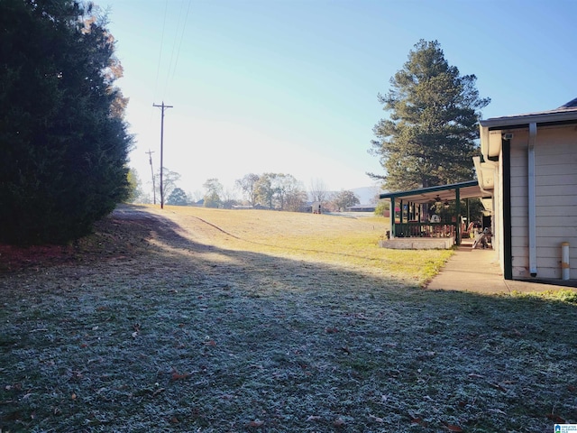 view of yard featuring a rural view