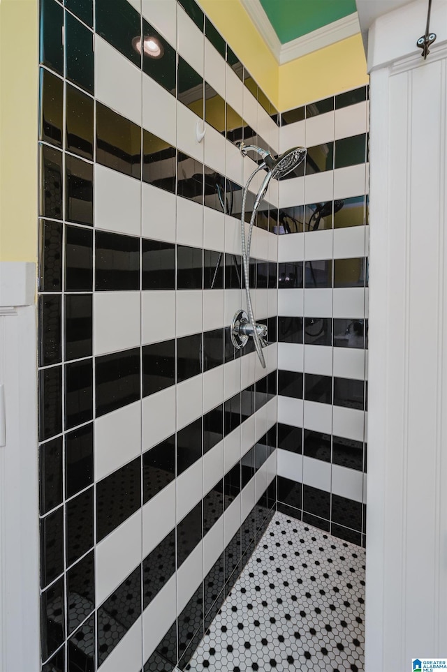 bathroom featuring crown molding and tiled shower