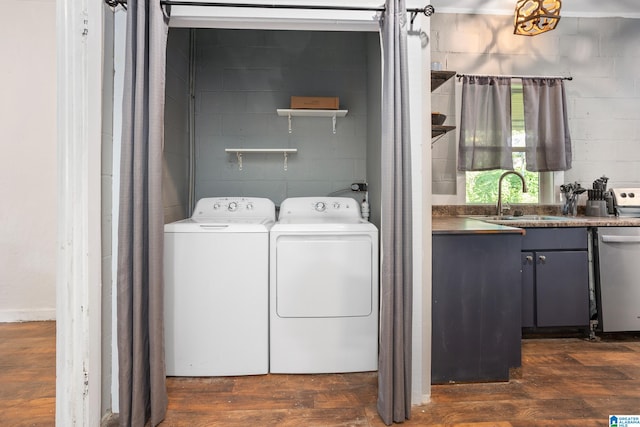 washroom featuring washer and clothes dryer, sink, and dark hardwood / wood-style floors