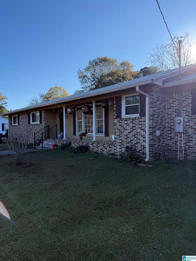 ranch-style home featuring a front yard