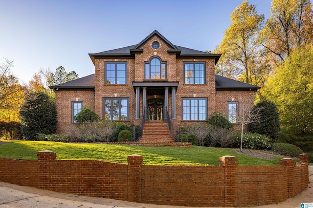 view of front facade with a front yard