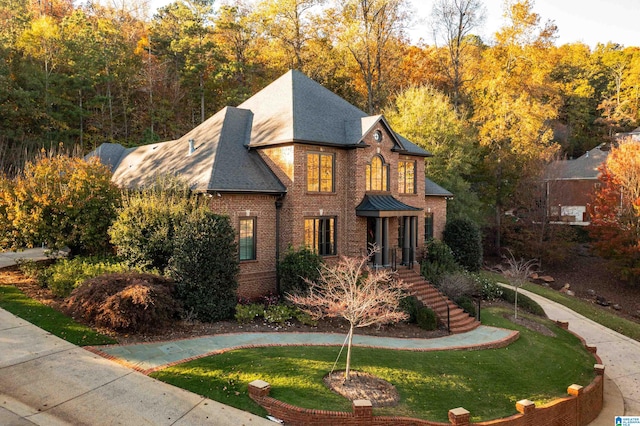 view of front of home featuring a front yard