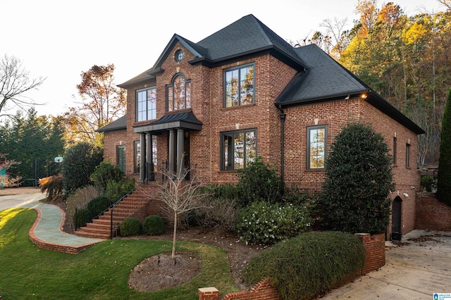 view of front facade featuring a front yard