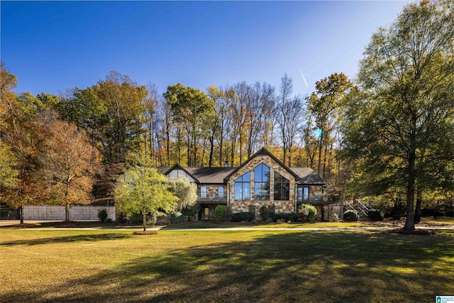 view of front of house featuring a front lawn