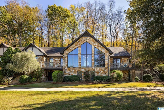 view of front of property featuring a front yard