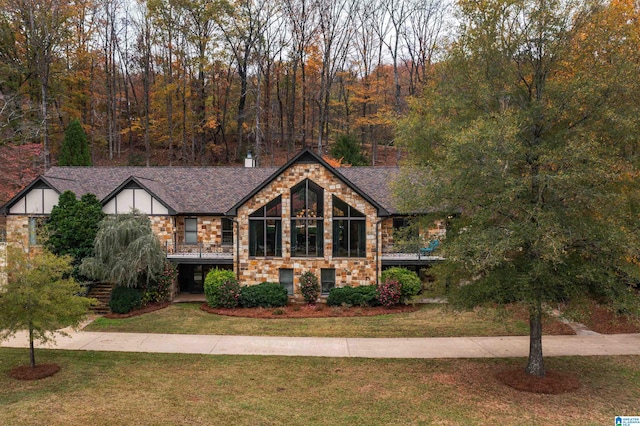 view of front of property with a front yard