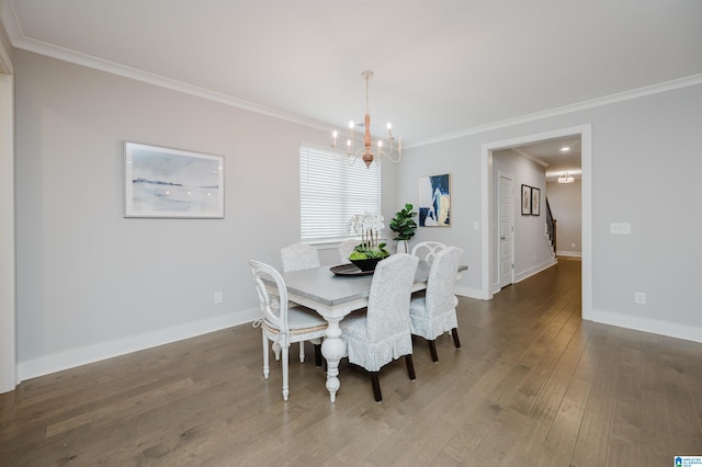 dining area featuring ornamental molding, dark hardwood / wood-style floors, and a notable chandelier