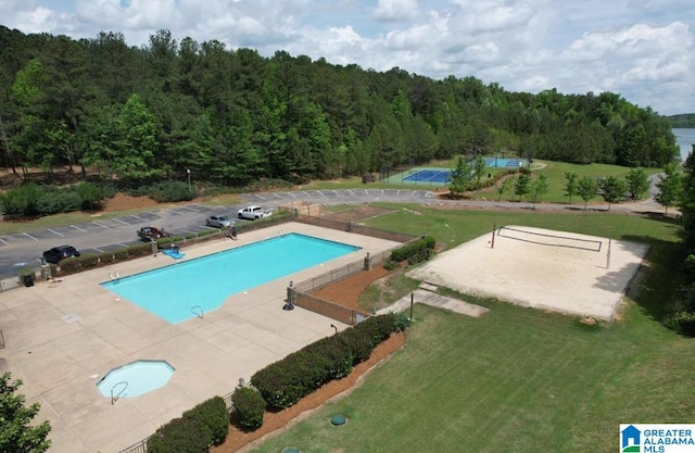 view of swimming pool featuring a yard