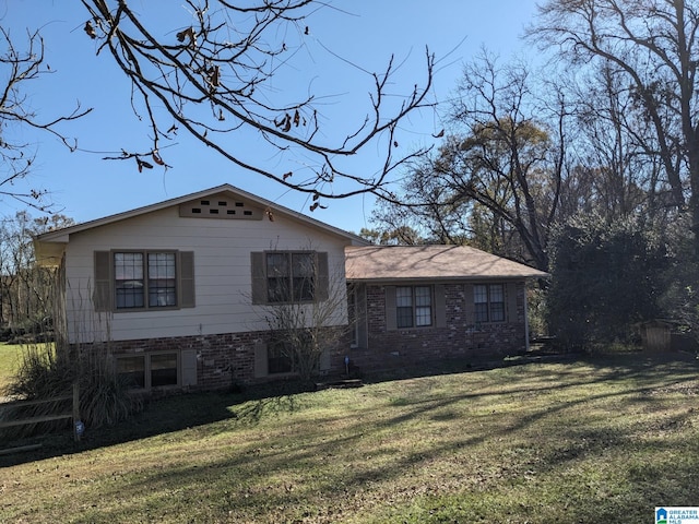 view of front of property featuring a front lawn