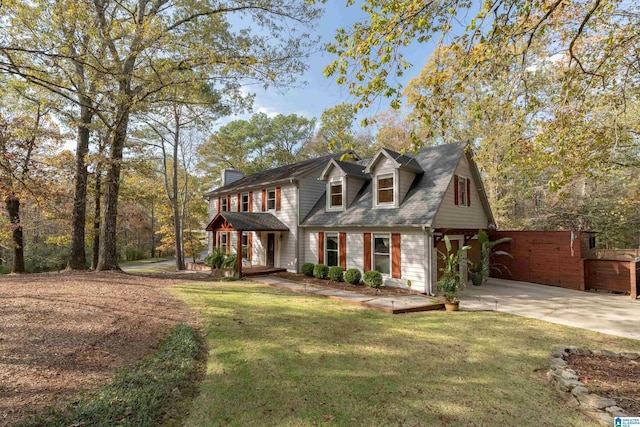 view of front of house featuring a front lawn