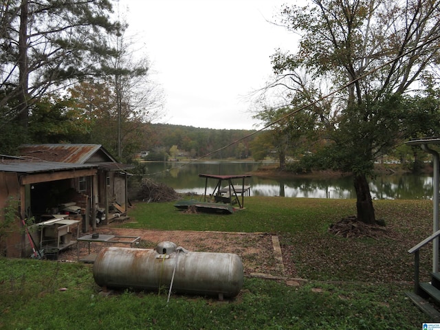 view of yard featuring a water view