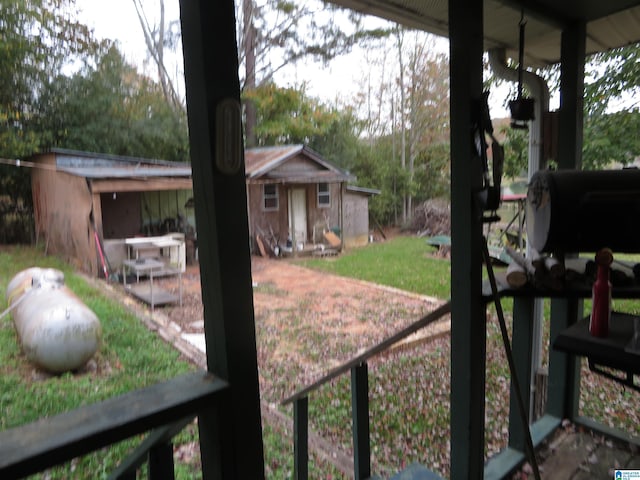 view of yard with an outbuilding