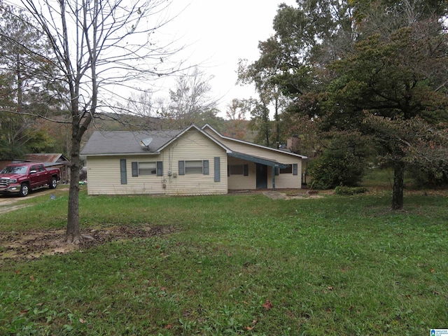 single story home with a front lawn