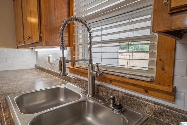 room details featuring backsplash