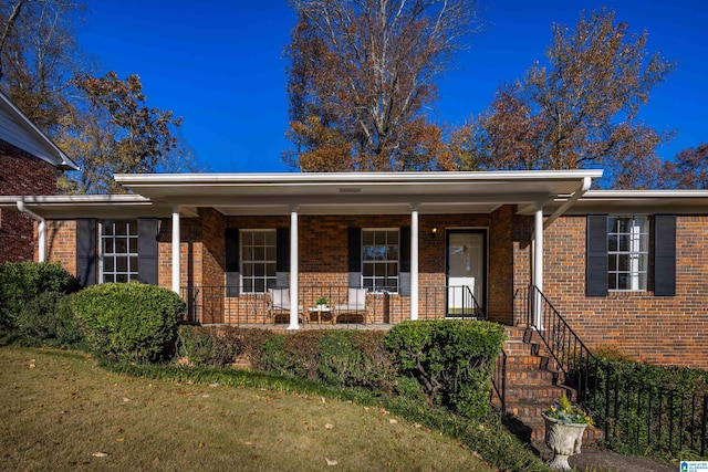 view of front of home featuring a front yard