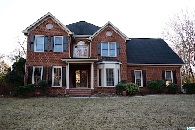 view of front of property featuring a front lawn