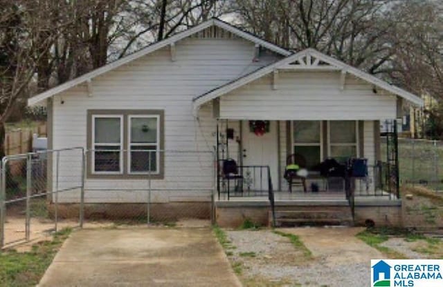 view of front of house featuring a porch