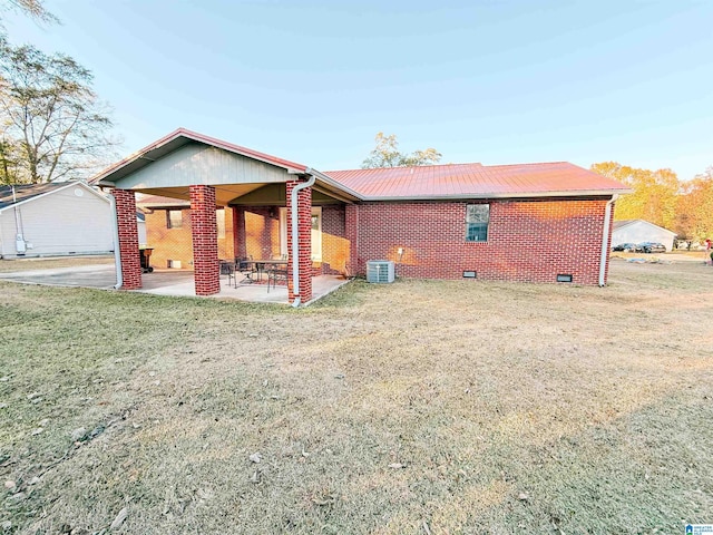 view of front of house featuring a front yard, a patio, and cooling unit