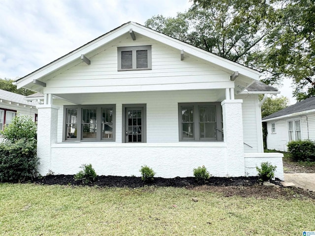 view of front of home featuring a porch and a front lawn