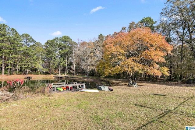 view of yard featuring a water view