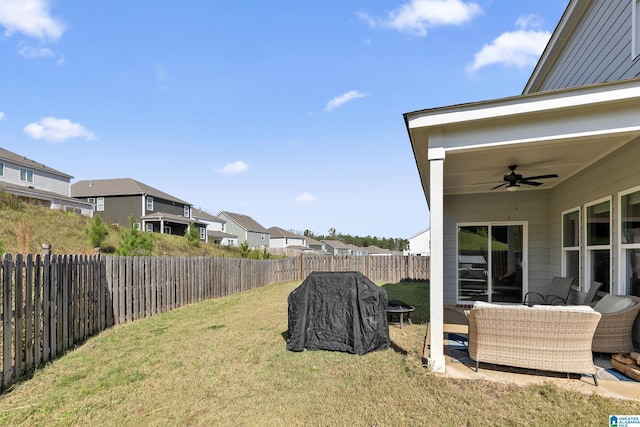 view of yard featuring outdoor lounge area and ceiling fan