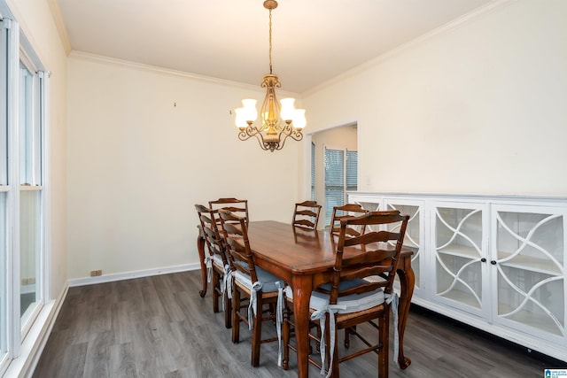 dining room with crown molding, dark wood-type flooring, and an inviting chandelier