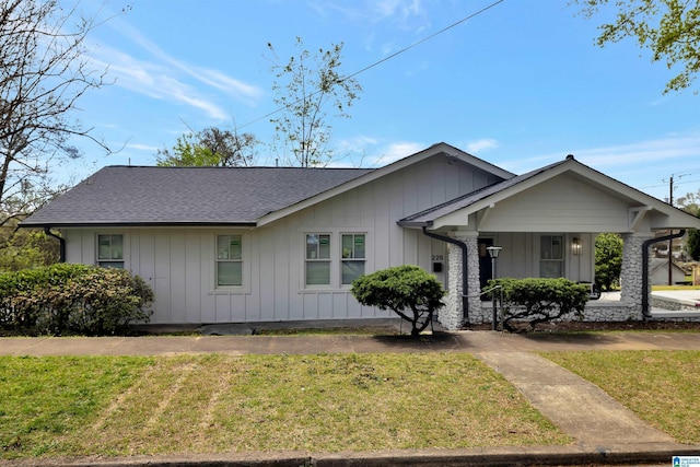 ranch-style home with a front lawn and covered porch