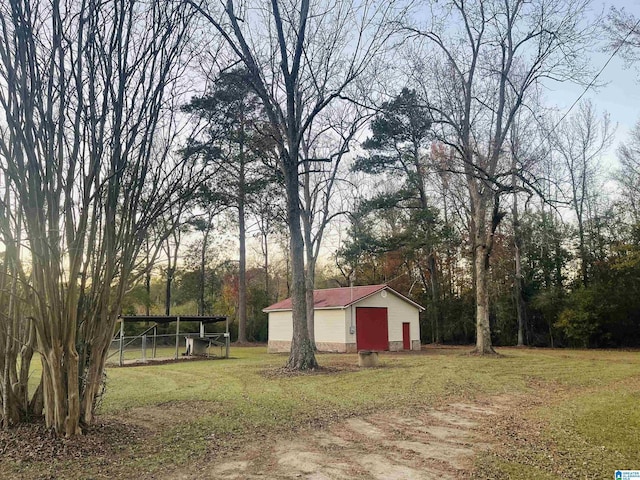 view of yard with an outbuilding