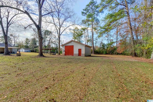 view of yard with an outdoor structure