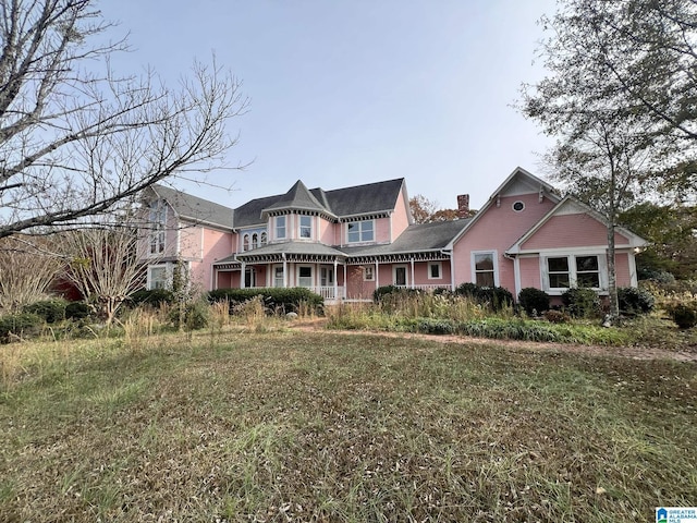 view of front facade with a front yard