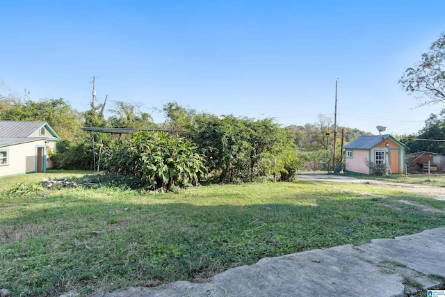 view of yard featuring an outbuilding