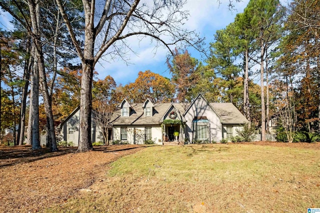 view of front of house featuring a front lawn