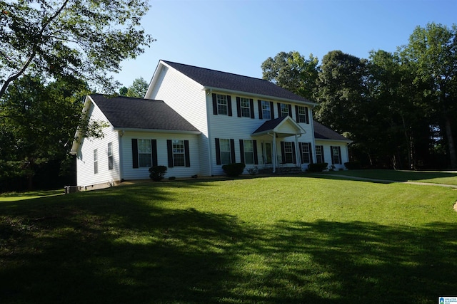 colonial house featuring a front lawn