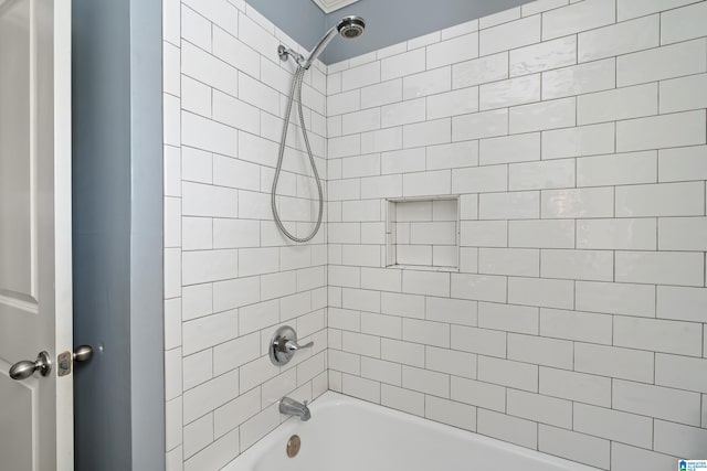 bathroom featuring tiled shower / bath