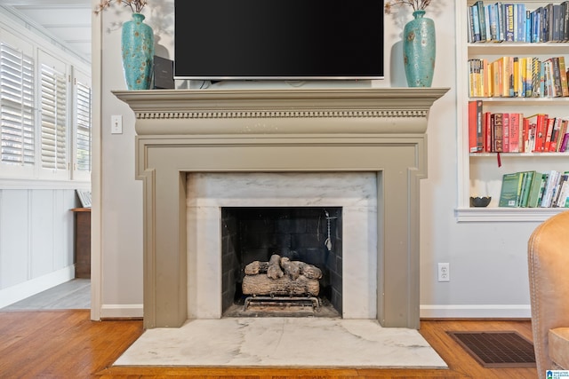 interior details with hardwood / wood-style floors